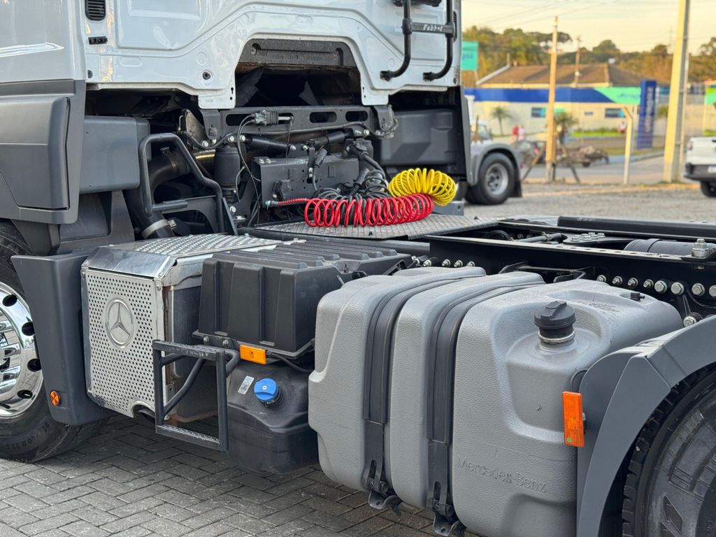 Mercedes Benz Axor 2041 – 4×2 de Loja Zero 1 no Paraná