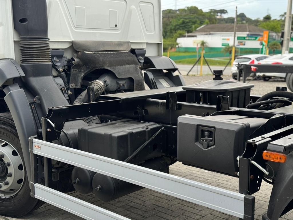 VOLKSWAGEN 31-280 E Constel. 6×4 de teste1234 teste1234 no Paraná