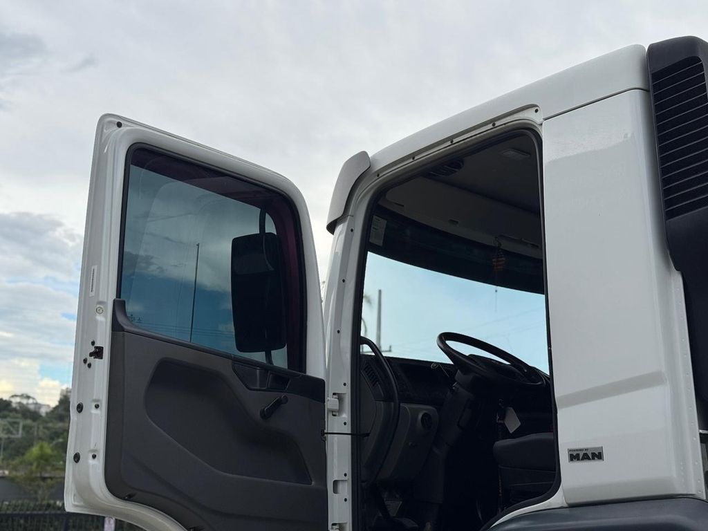 VOLKSWAGEN 31-280 E Constel. 6×4 de teste1234 teste1234 no Paraná