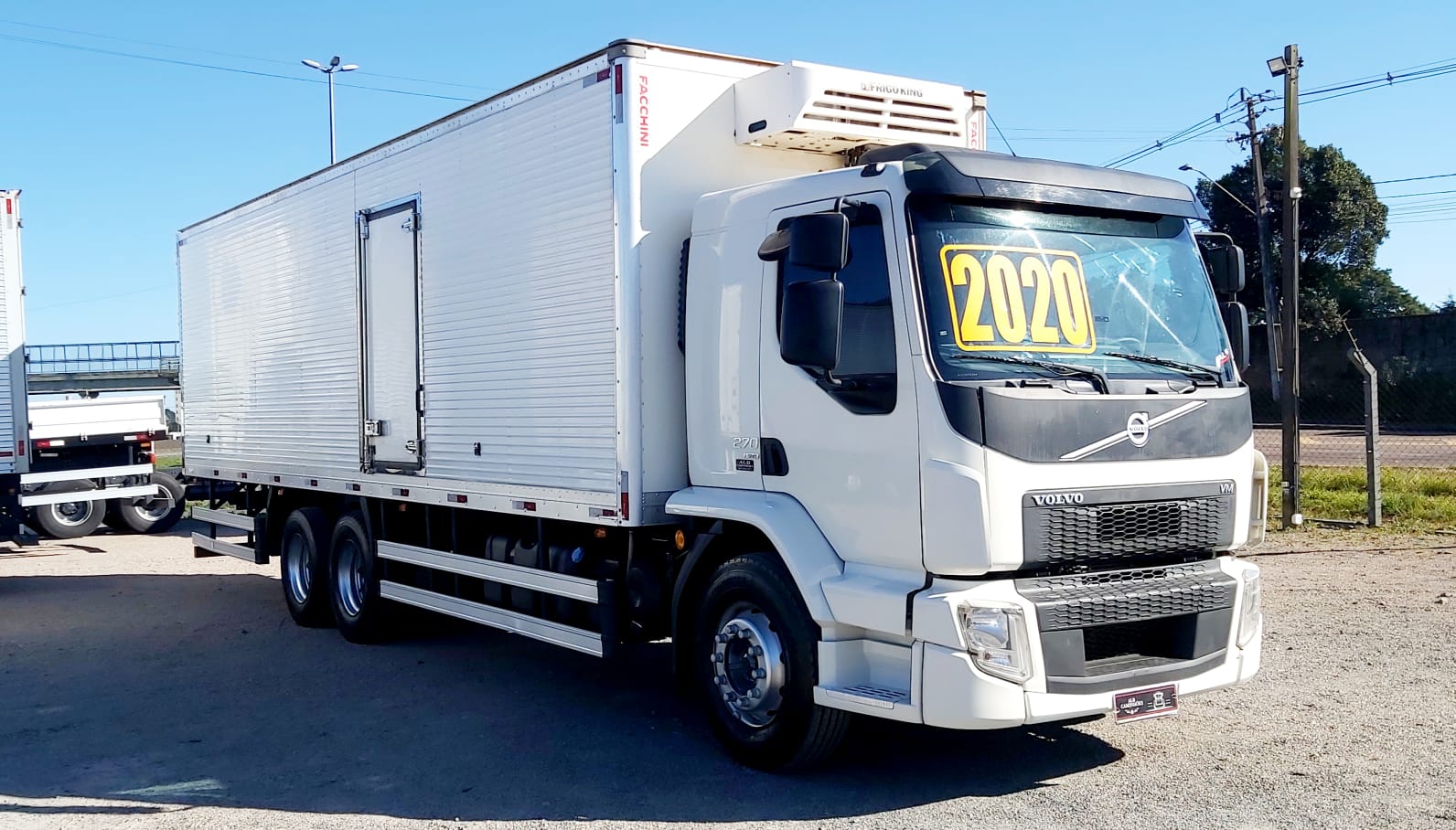 CAMINHÃO VOLVO VM 270 2020/2020 CAMARA FRIA 6X2 TRUCADO de ALB Caminhões no Paraná