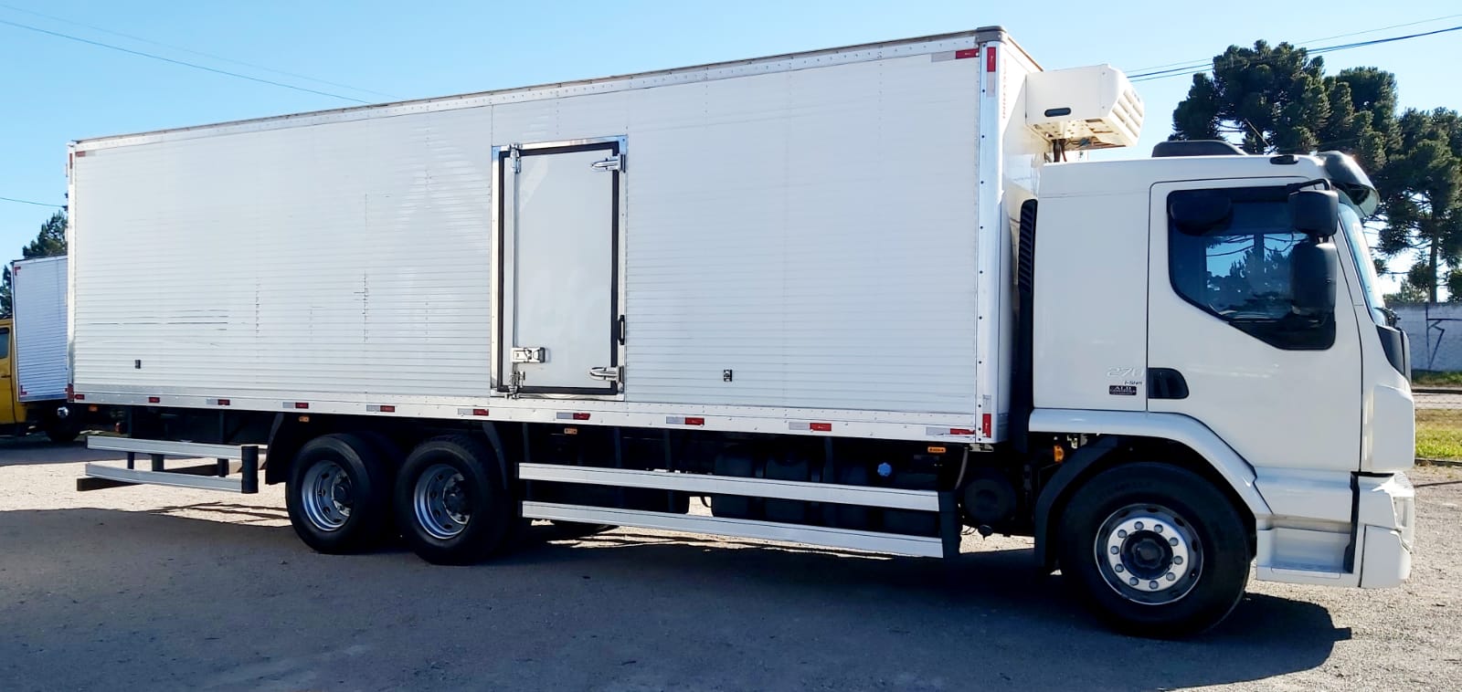 CAMINHÃO VOLVO VM 270 2020/2020 CAMARA FRIA 6X2 TRUCADO de ALB Caminhões no Paraná