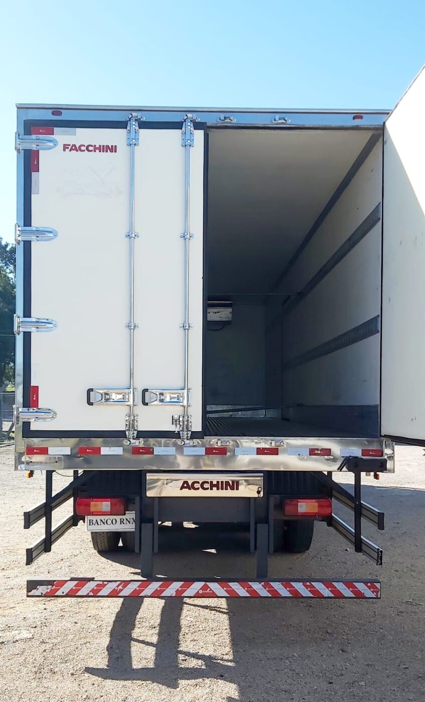 CAMINHÃO VOLVO VM 270 2020/2020 CAMARA FRIA 6X2 TRUCADO de ALB Caminhões no Paraná