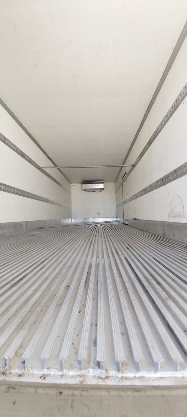 CAMINHÃO VOLVO VM 270 2020/2020 CAMARA FRIA 6X2 TRUCADO de ALB Caminhões no Paraná