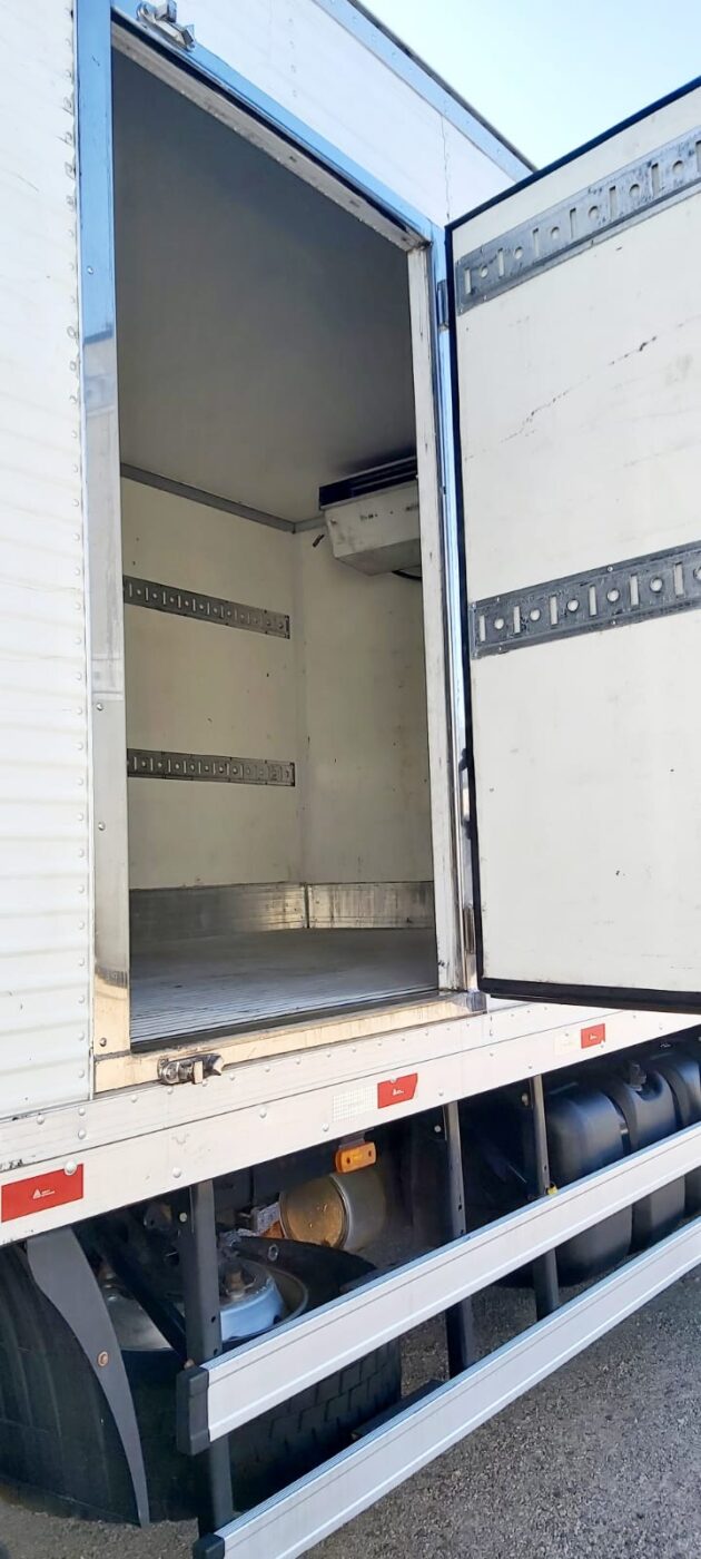 CAMINHÃO VOLVO VM 270 2020/2020 CAMARA FRIA 6X2 TRUCADO de ALB Caminhões no Paraná