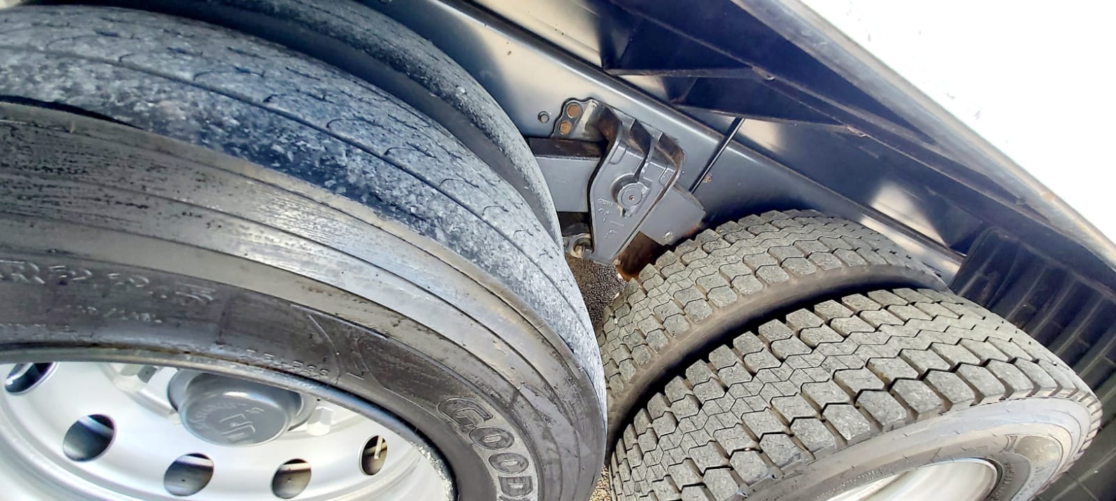 CAMINHÃO VOLVO VM 270 2020/2020 CAMARA FRIA 6X2 TRUCADO de ALB Caminhões no Paraná