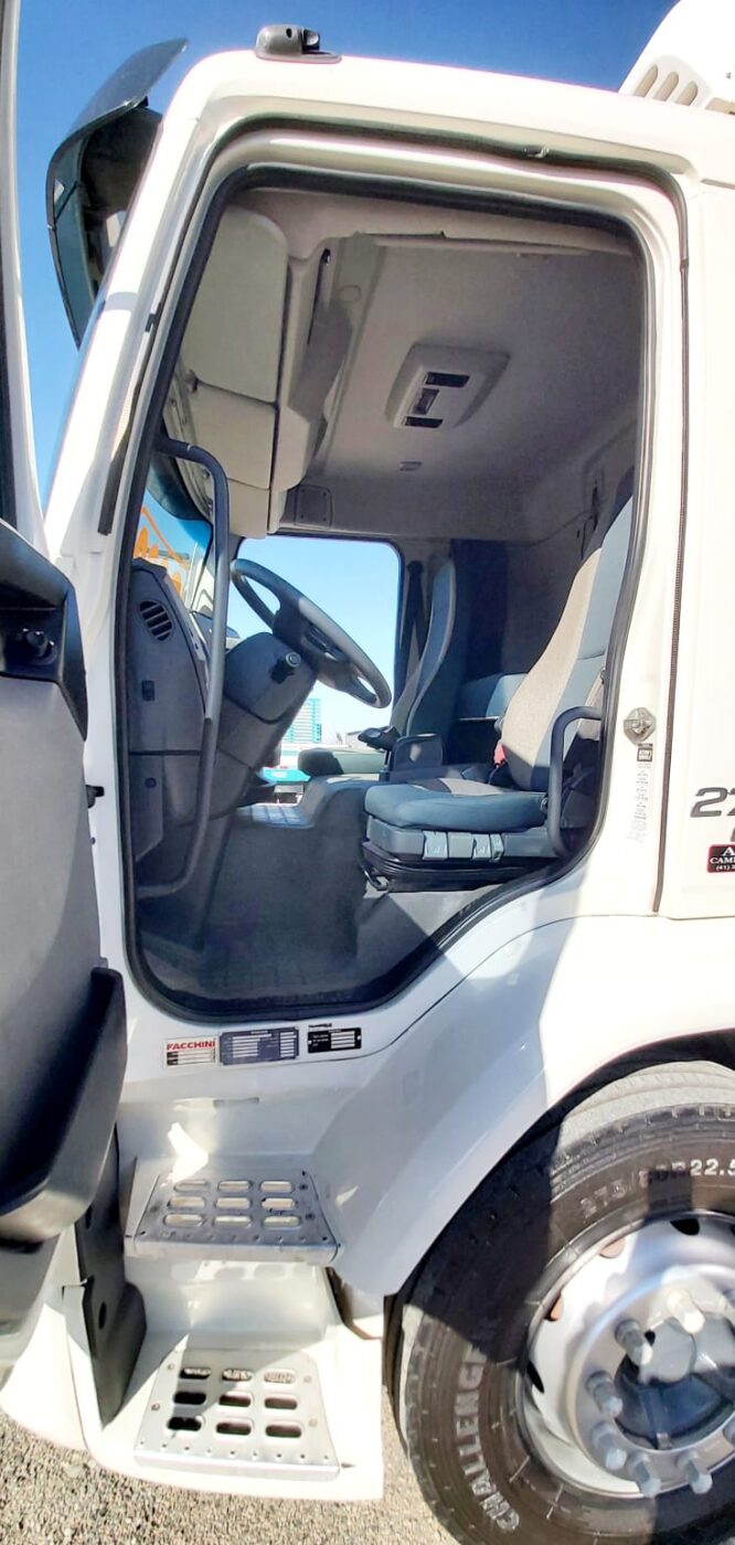 CAMINHÃO VOLVO VM 270 2020/2020 CAMARA FRIA 6X2 TRUCADO de ALB Caminhões no Paraná