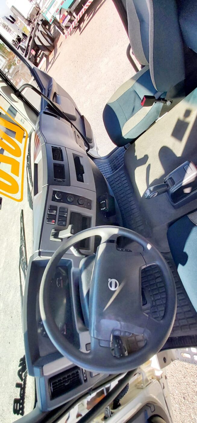 CAMINHÃO VOLVO VM 270 2020/2020 CAMARA FRIA 6X2 TRUCADO de ALB Caminhões no Paraná