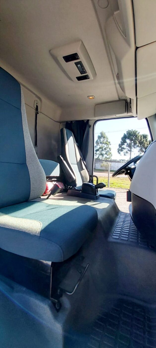 CAMINHÃO VOLVO VM 270 2020/2020 CAMARA FRIA 6X2 TRUCADO de ALB Caminhões no Paraná