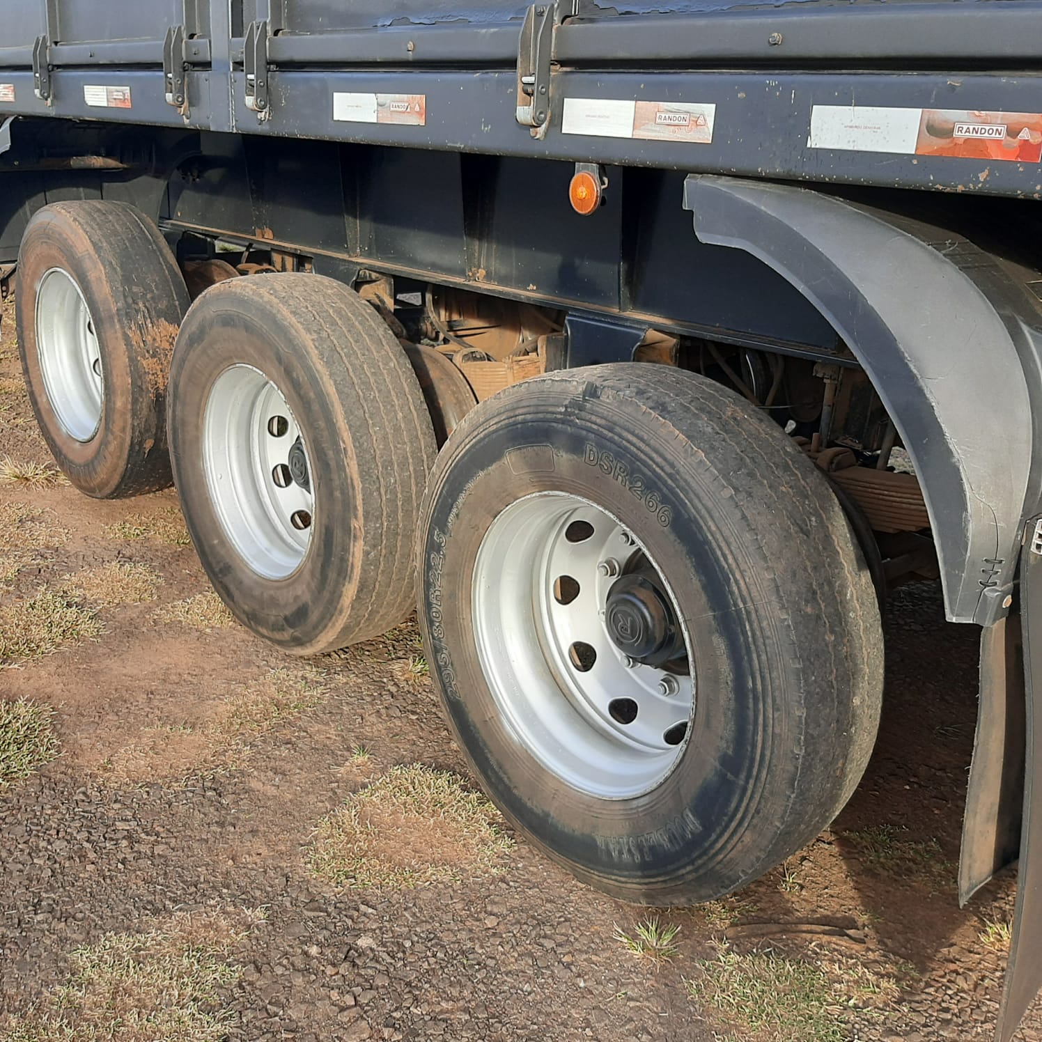 CAMINHÃO VOLVO VM 270 2015/2015 CÂMARA FRIA de MegaTruck MS no Mato Grosso do Sul
