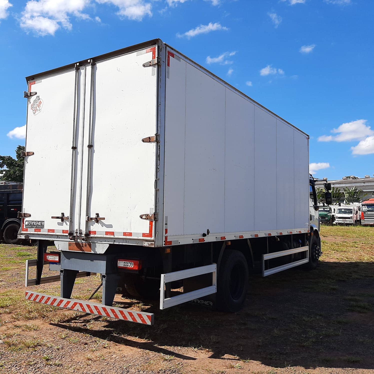 CAMINHÃO VOLVO VM 270 2015/2015 CÂMARA FRIA de MegaTruck MS no Mato Grosso do Sul