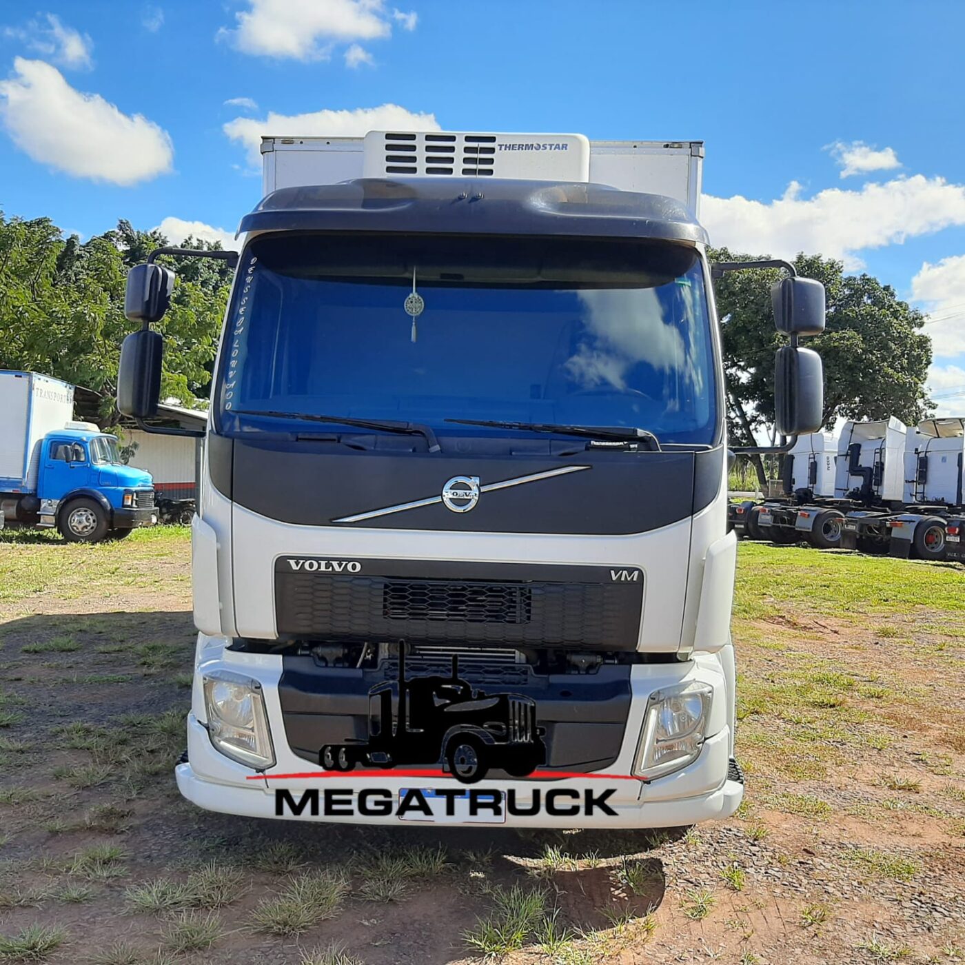 CAMINHÃO VOLVO VM 270 2015/2015 CÂMARA FRIA de MegaTruck MS no Mato Grosso do Sul
