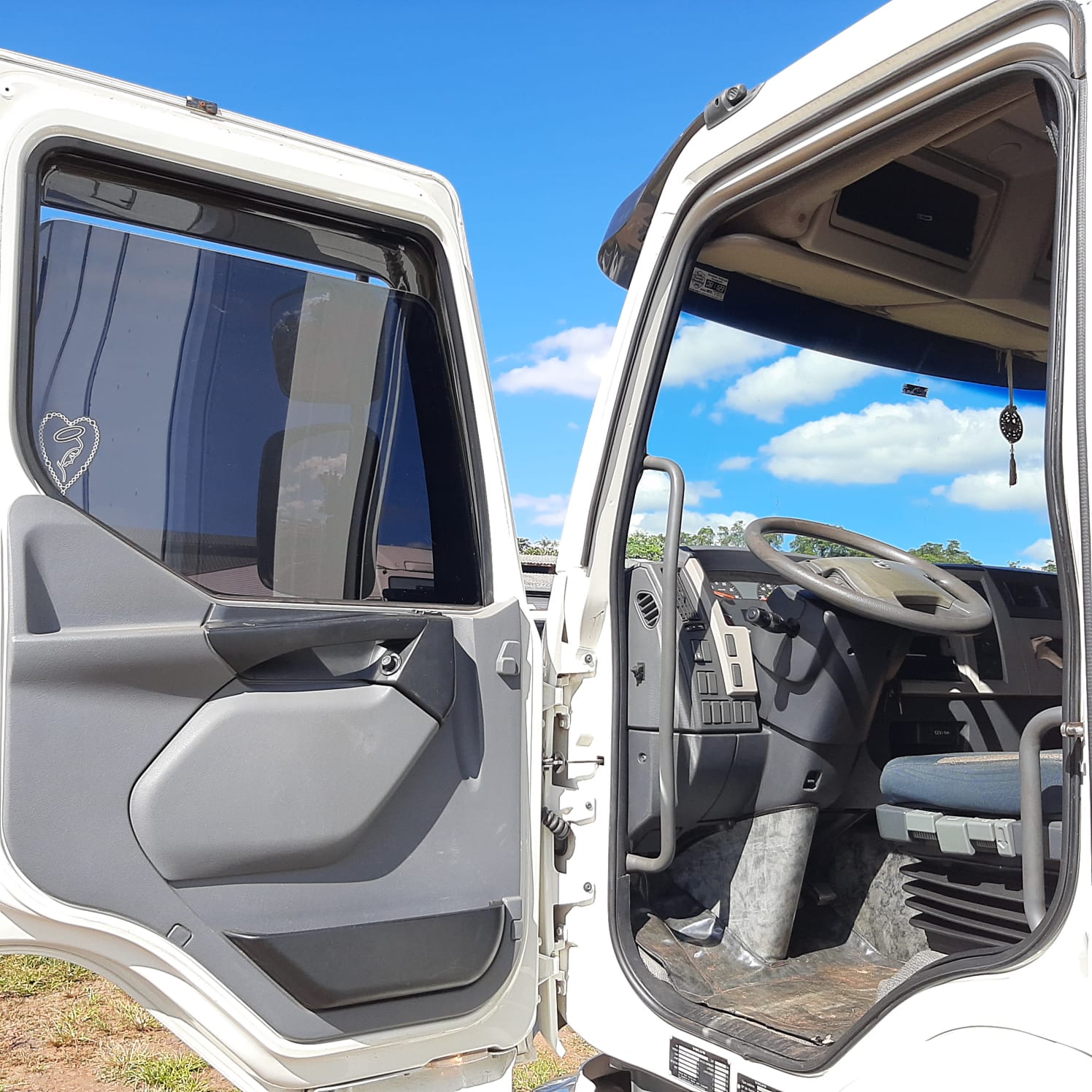 CAMINHÃO VOLVO VM 270 2015/2015 CÂMARA FRIA de MegaTruck MS no Mato Grosso do Sul