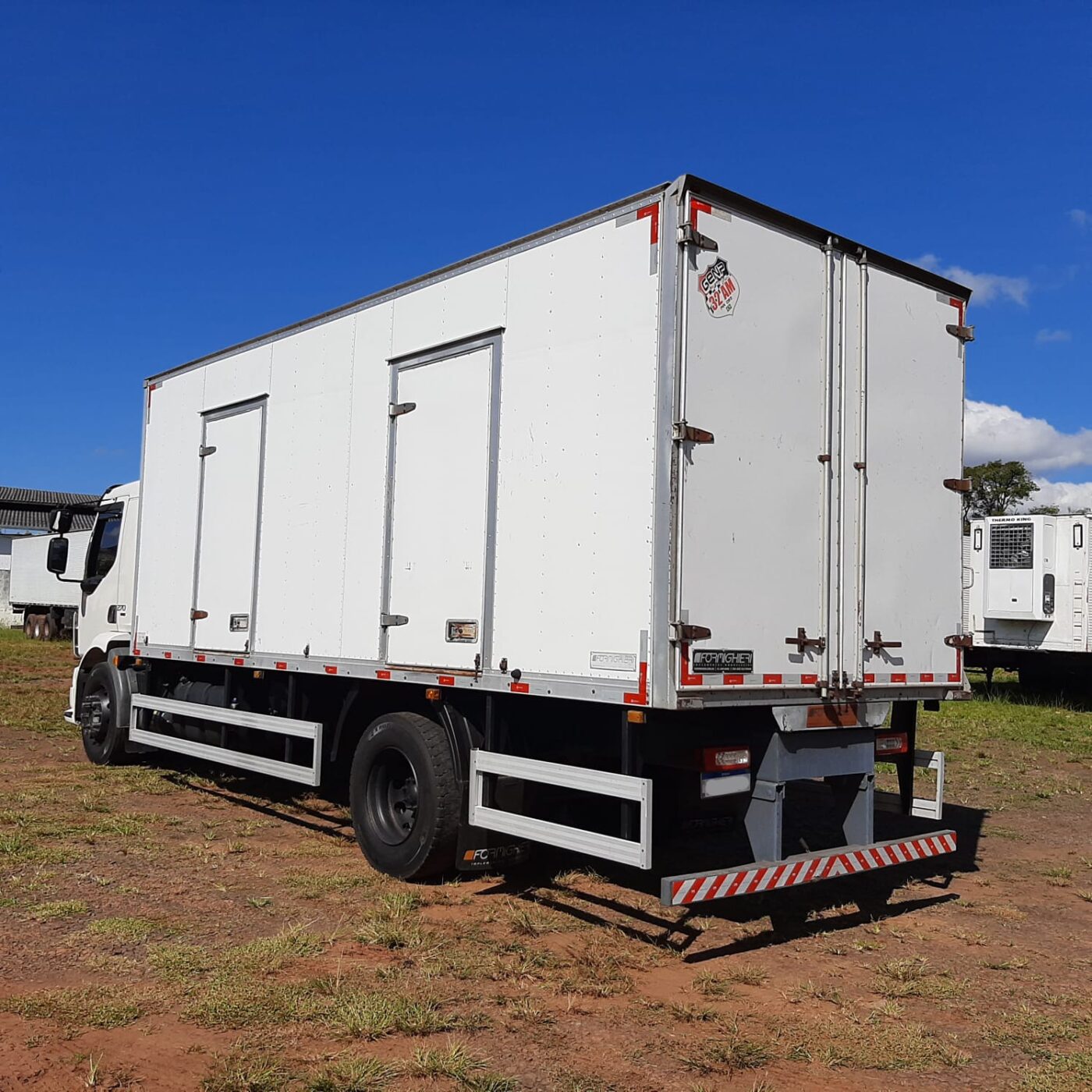 CAMINHÃO VOLVO VM 270 2015/2015 CÂMARA FRIA de MegaTruck MS no Mato Grosso do Sul