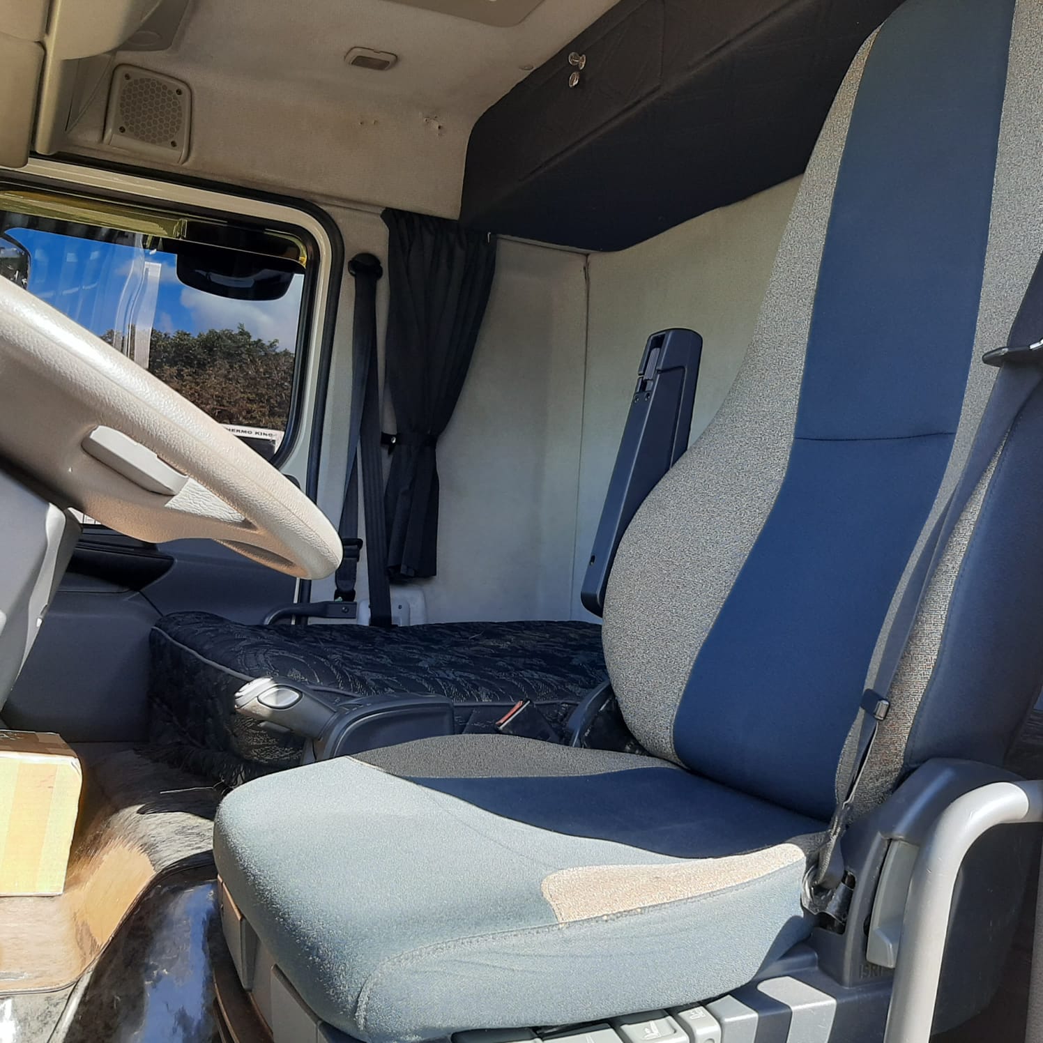 CAMINHÃO VOLVO VM 270 2015/2015 CÂMARA FRIA de MegaTruck MS no Mato Grosso do Sul