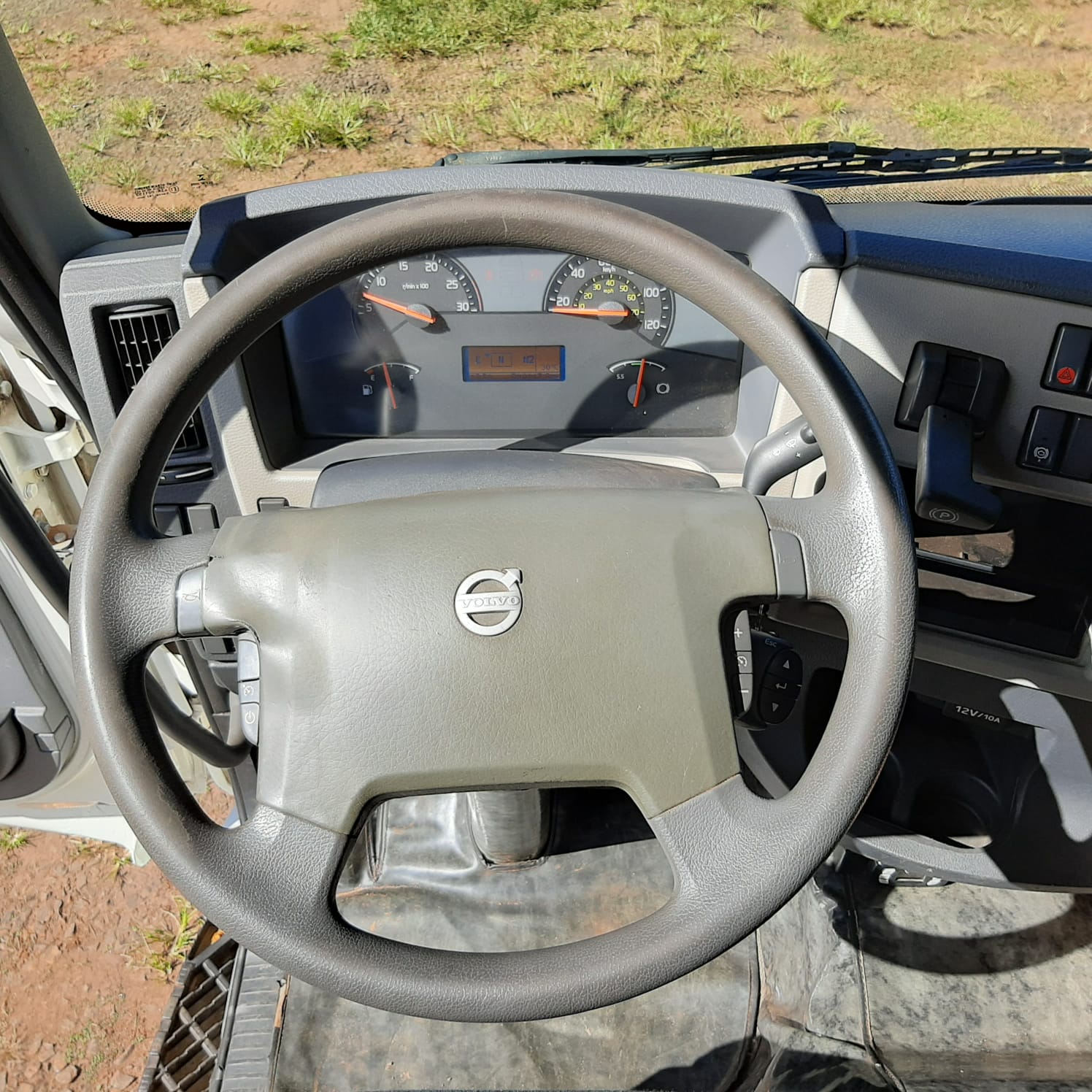 CAMINHÃO VOLVO VM 270 2015/2015 CÂMARA FRIA de MegaTruck MS no Mato Grosso do Sul