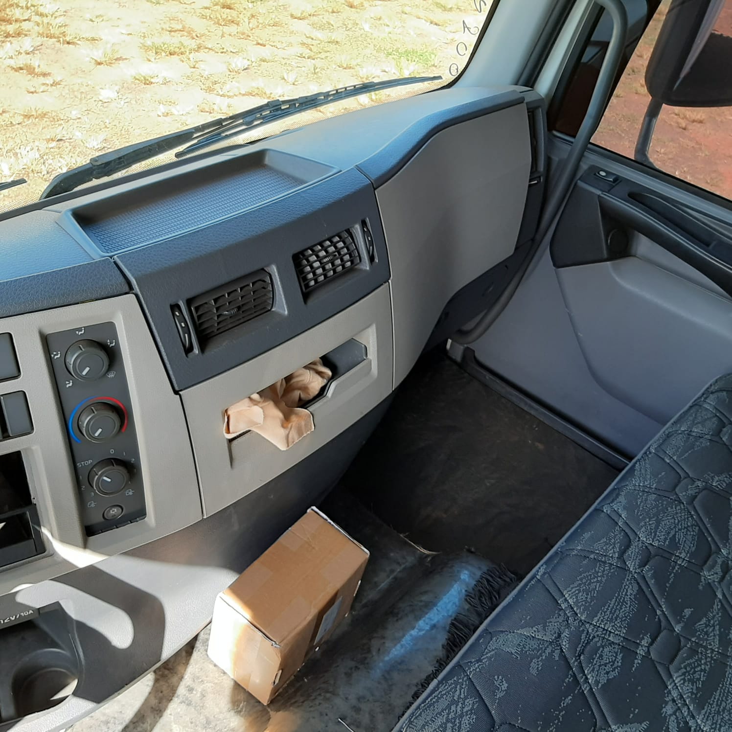 CAMINHÃO VOLVO VM 270 2015/2015 CÂMARA FRIA de MegaTruck MS no Mato Grosso do Sul