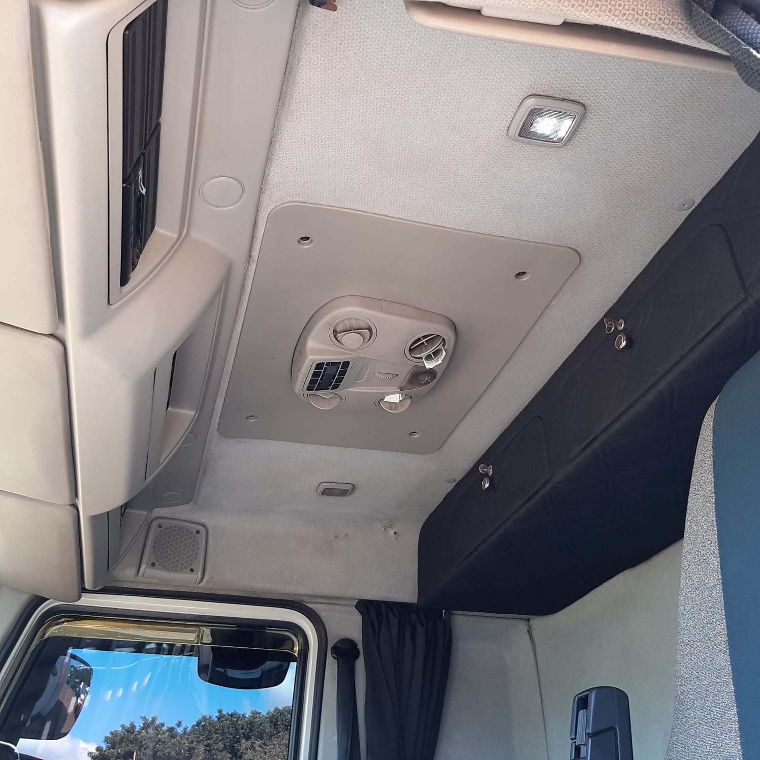 CAMINHÃO VOLVO VM 270 2015/2015 CÂMARA FRIA de MegaTruck MS no Mato Grosso do Sul