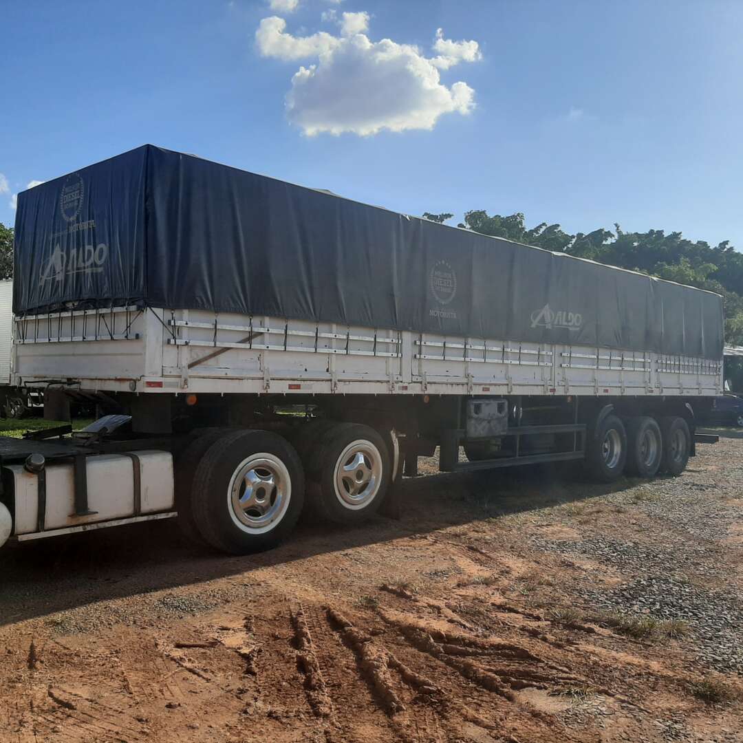 Carreta SEMI-REBOQUE GRANELEIRO Galego ANO 2013 3 Eixos de MegaTruck MS no Mato Grosso do Sul