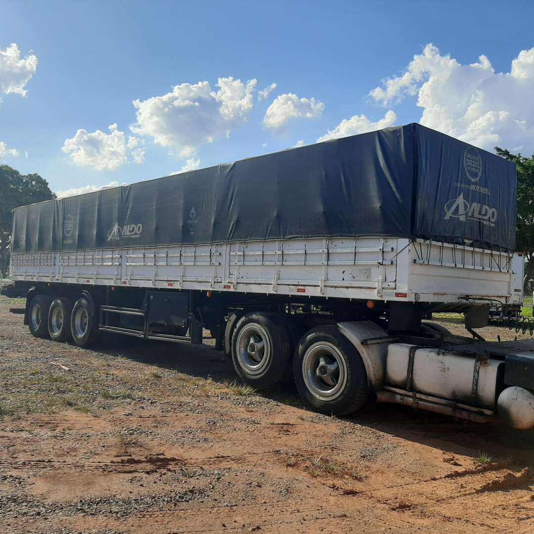 Carreta SEMI-REBOQUE GRANELEIRO Galego ANO 2013 3 Eixos de MegaTruck MS no Mato Grosso do Sul