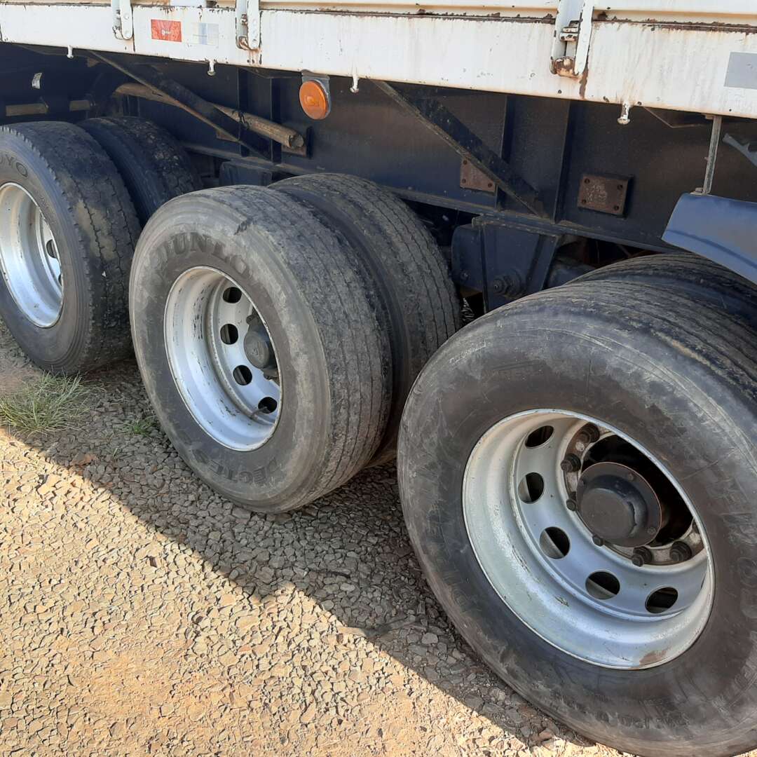 Carreta SEMI-REBOQUE GRANELEIRO Galego ANO 2013 3 Eixos de MegaTruck MS no Mato Grosso do Sul
