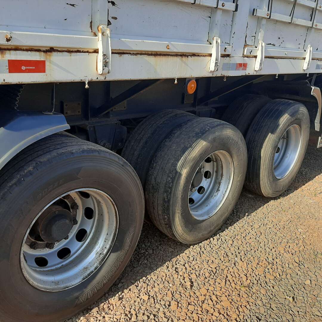 Carreta SEMI-REBOQUE GRANELEIRO Galego ANO 2013 3 Eixos de MegaTruck MS no Mato Grosso do Sul
