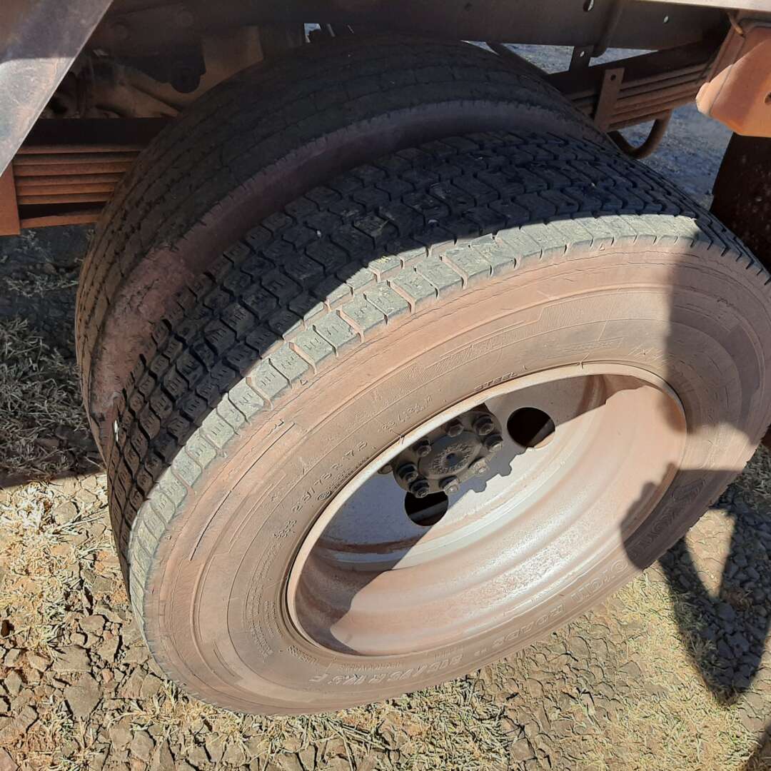 Caminhão MERCEDES BENZ MB 710 Baú Furgão ANO 2003 de MegaTruck MS no Mato Grosso do Sul