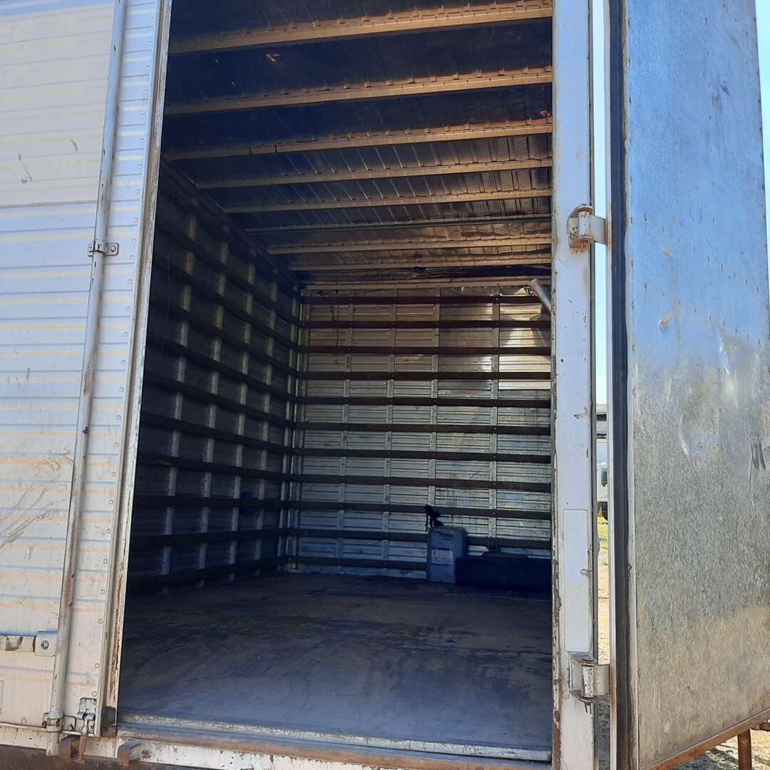 Caminhão MERCEDES BENZ MB 710 Baú Furgão ANO 2003 de MegaTruck MS no Mato Grosso do Sul