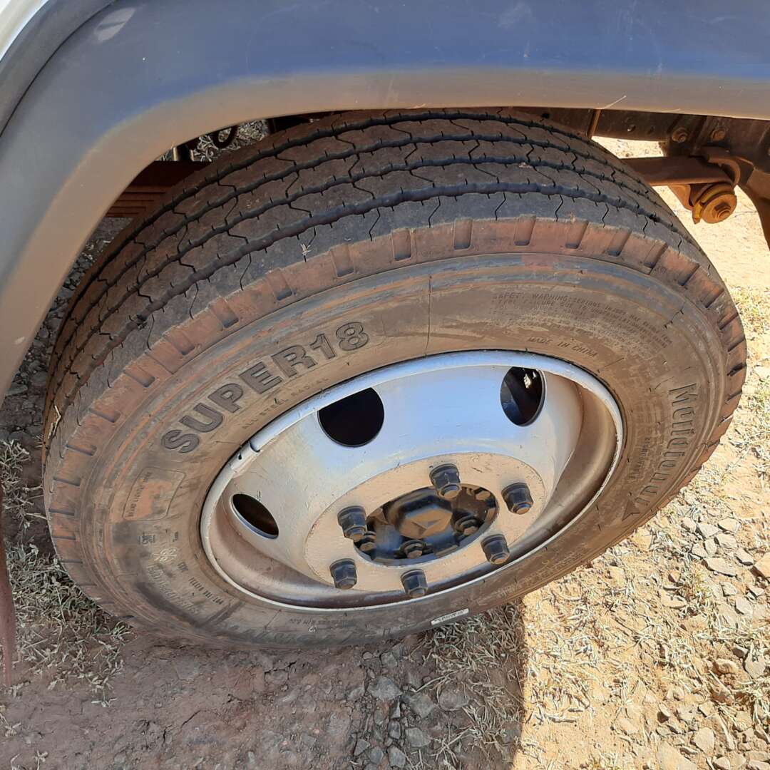 Caminhão MERCEDES BENZ MB 710 Baú Furgão ANO 2003 de MegaTruck MS no Mato Grosso do Sul