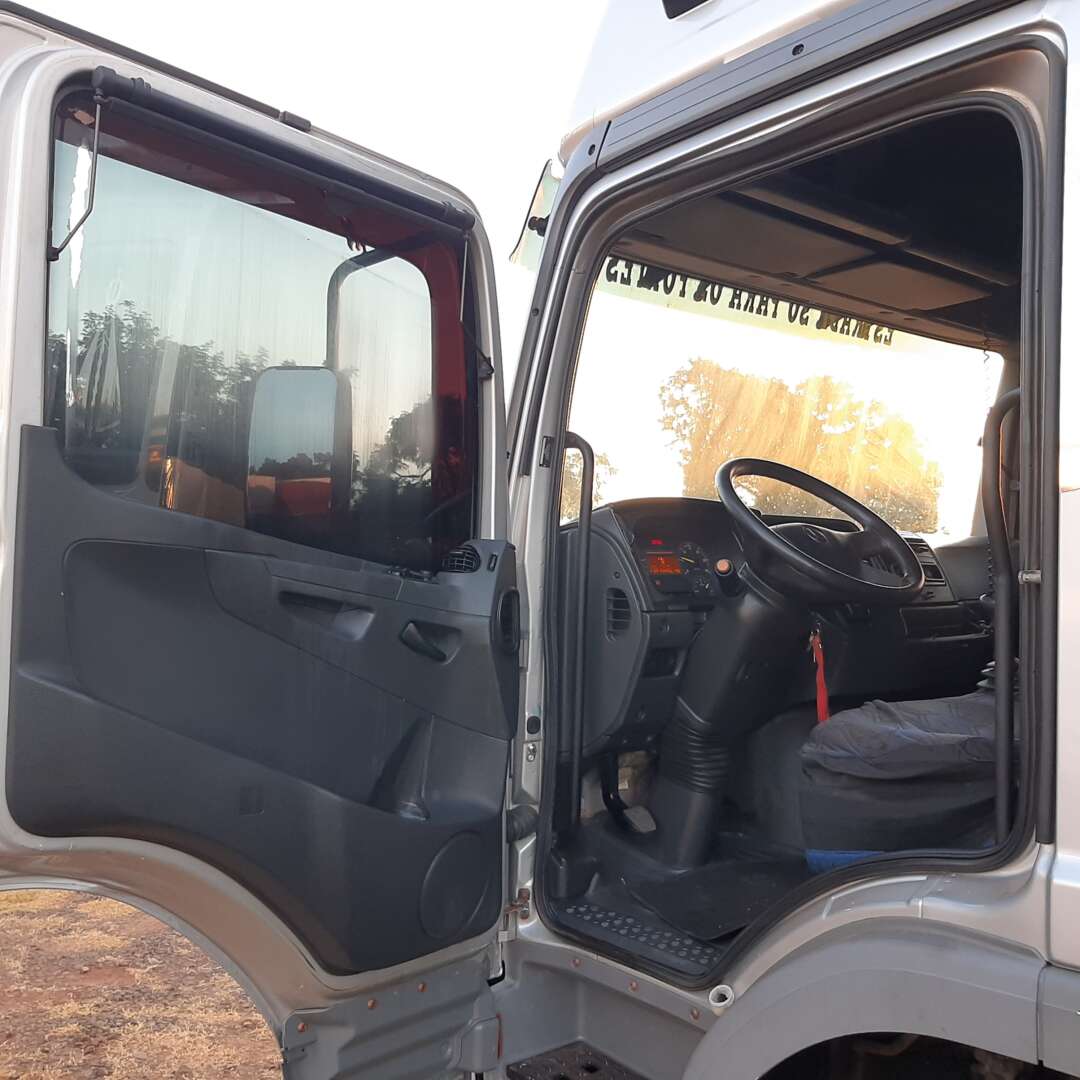 Caminhão MERCEDES BENZ MB 2426 Baú Furgão ANO 2015 de MegaTruck MS no Mato Grosso do Sul