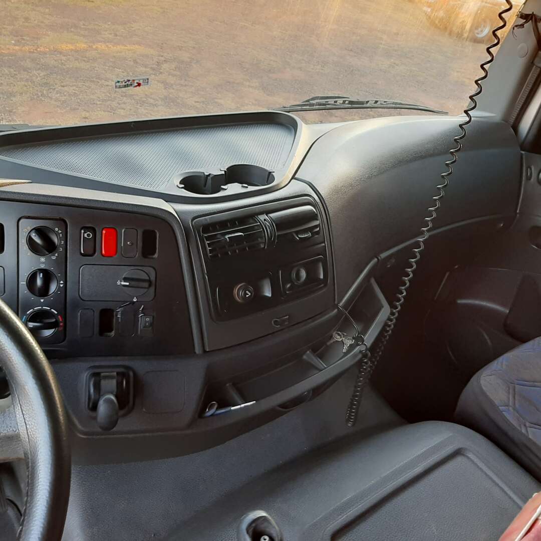 Caminhão MERCEDES BENZ MB 2426 Baú Furgão ANO 2015 de MegaTruck MS no Mato Grosso do Sul