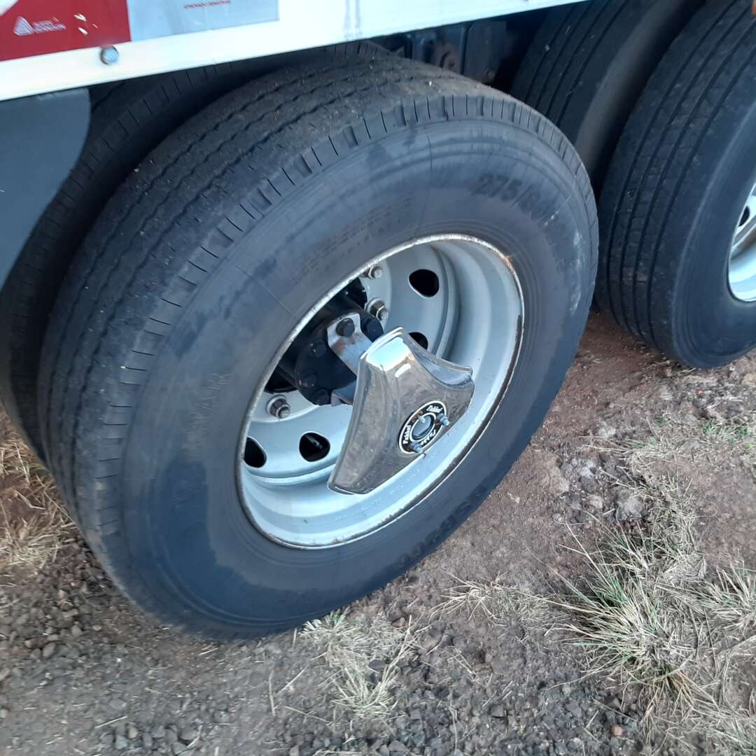 Caminhão MERCEDES BENZ MB 2426 Baú Furgão ANO 2015 de MegaTruck MS no Mato Grosso do Sul