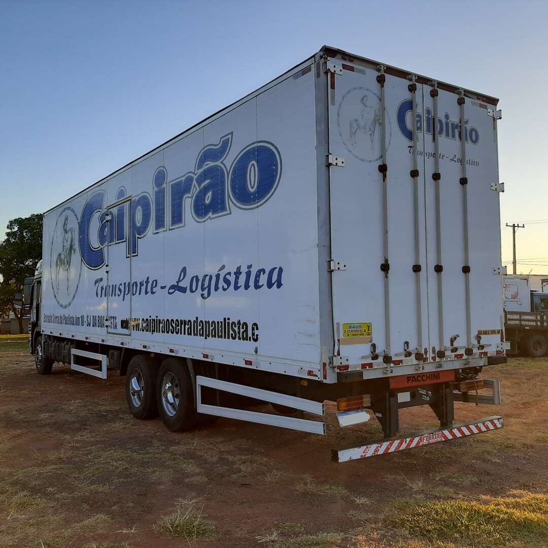 Caminhão MERCEDES BENZ MB 2426 Baú Furgão ANO 2015 de MegaTruck MS no Mato Grosso do Sul