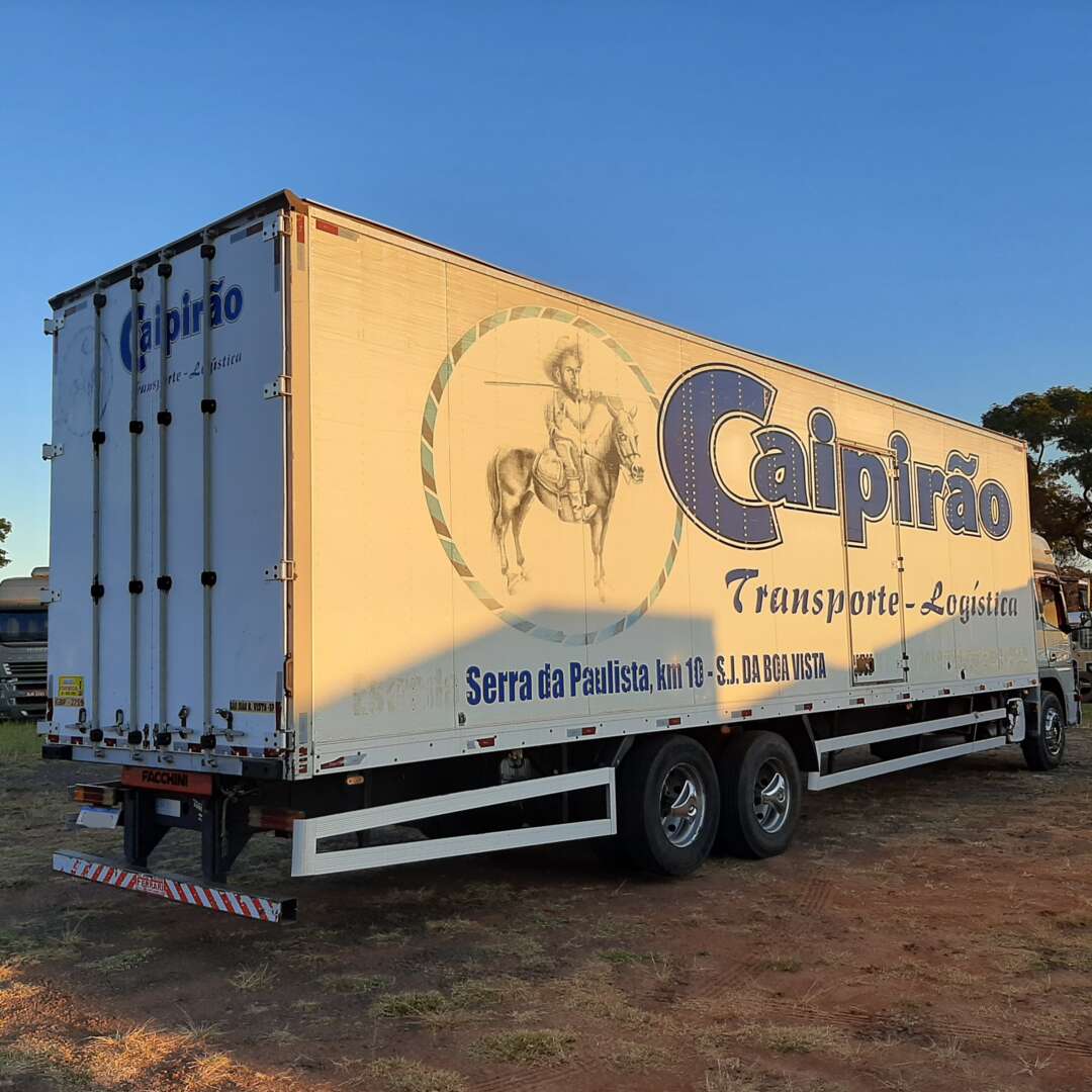 Caminhão MERCEDES BENZ MB 2426 Baú Furgão ANO 2015 de MegaTruck MS no Mato Grosso do Sul