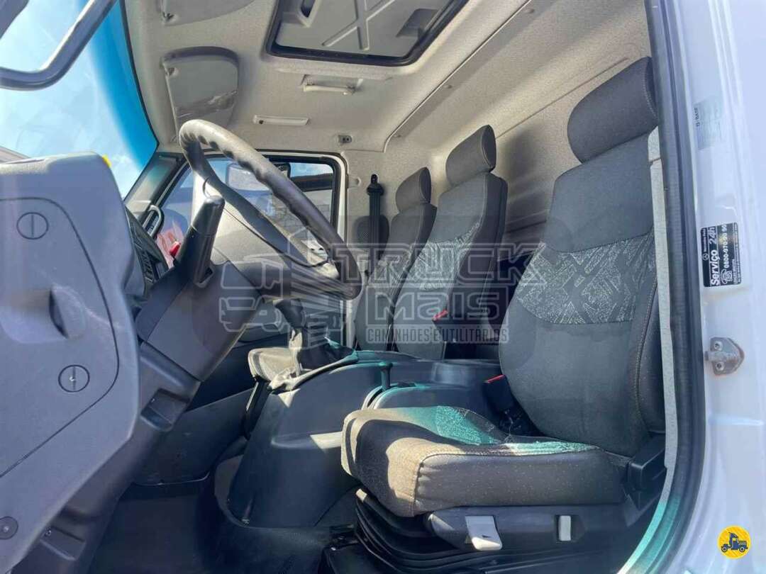 Caminhão MERCEDES BENZ MB 815 Baú Furgão + Plataforma Elevatória ANO 2019 de Truck Mais Caminhões no Paraná