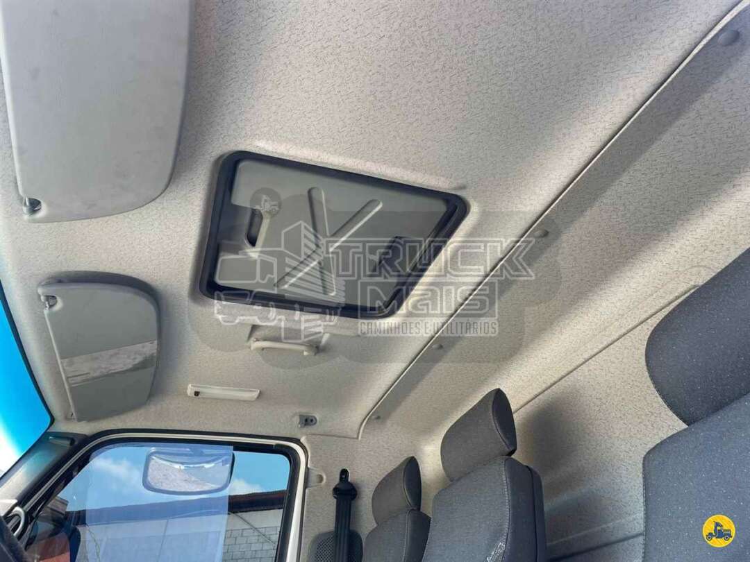 Caminhão MERCEDES BENZ MB 815 Baú Furgão + Plataforma Elevatória ANO 2019 de Truck Mais Caminhões no Paraná