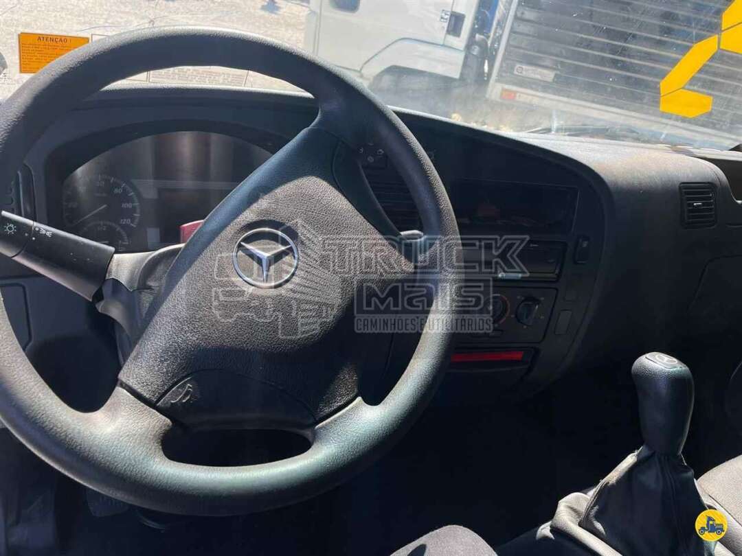 Caminhão MERCEDES BENZ MB 815 Baú Furgão + Plataforma Elevatória ANO 2019 de Truck Mais Caminhões no Paraná