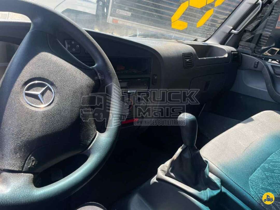 Caminhão MERCEDES BENZ MB 815 Baú Furgão + Plataforma Elevatória ANO 2019 de Truck Mais Caminhões no Paraná
