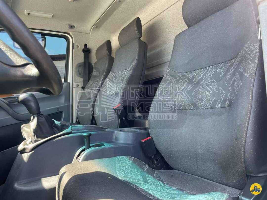 Caminhão MERCEDES BENZ MB 815 Baú Furgão + Plataforma Elevatória ANO 2019 de Truck Mais Caminhões no Paraná