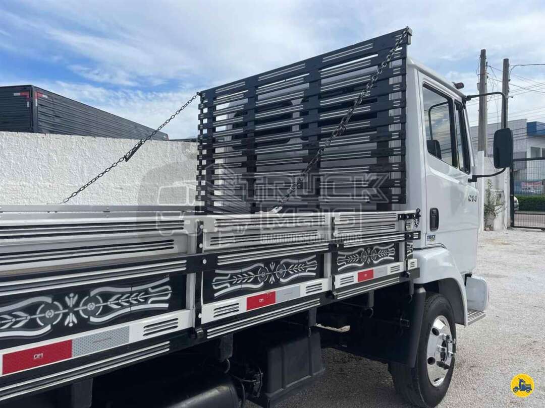 Caminhão MERCEDES BENZ MB 914 Carroceria ANO 2002 de Truck Mais Caminhões no Paraná