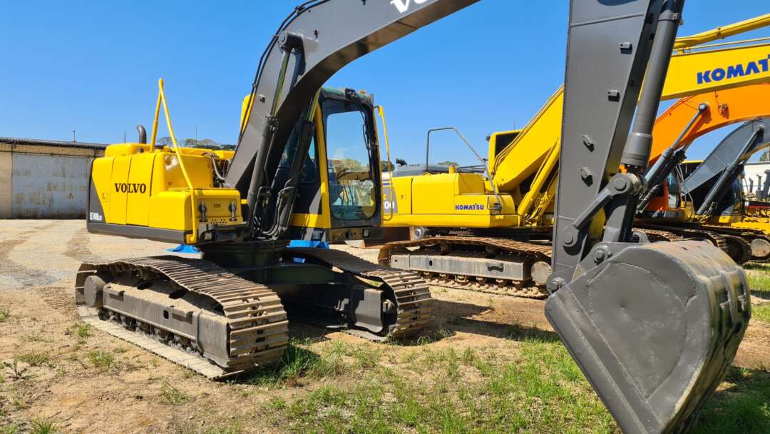 Escavadeira VOLVO EC140 – 2004 de Br Tratores no Paraná
