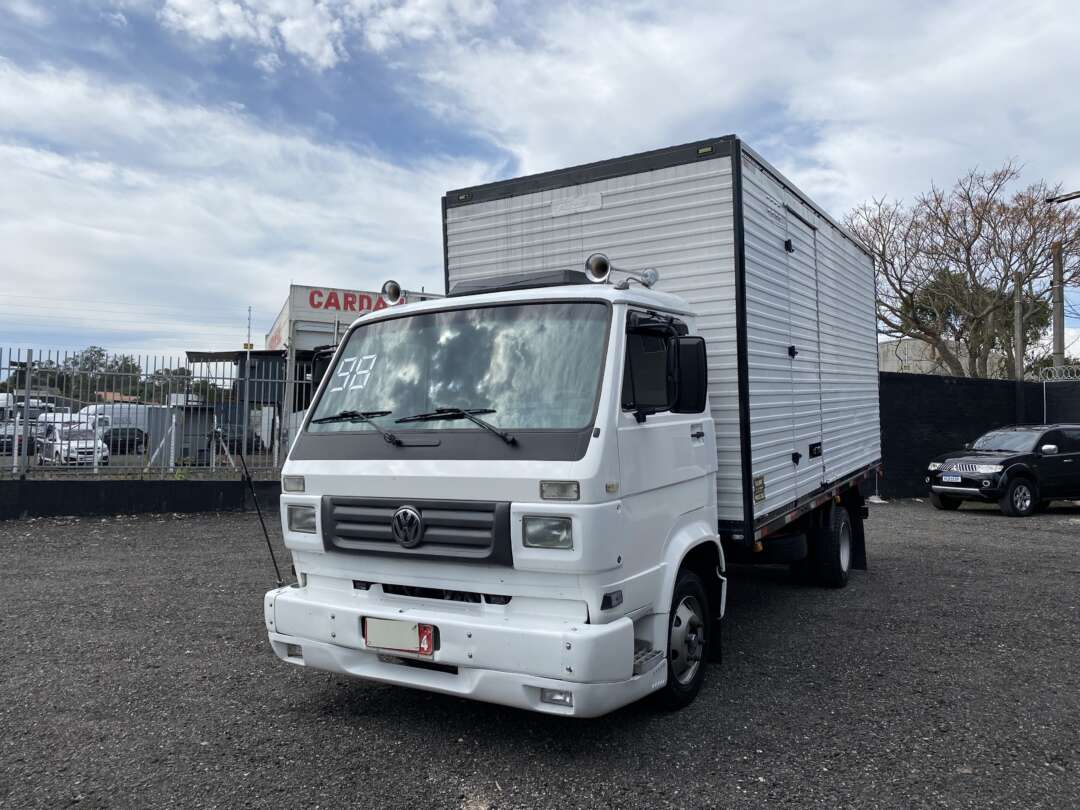 Caminhão VOLKSWAGEN VW 8100 Baú Furgão ANO 1998 de Oto Junior Caminhões no Paraná