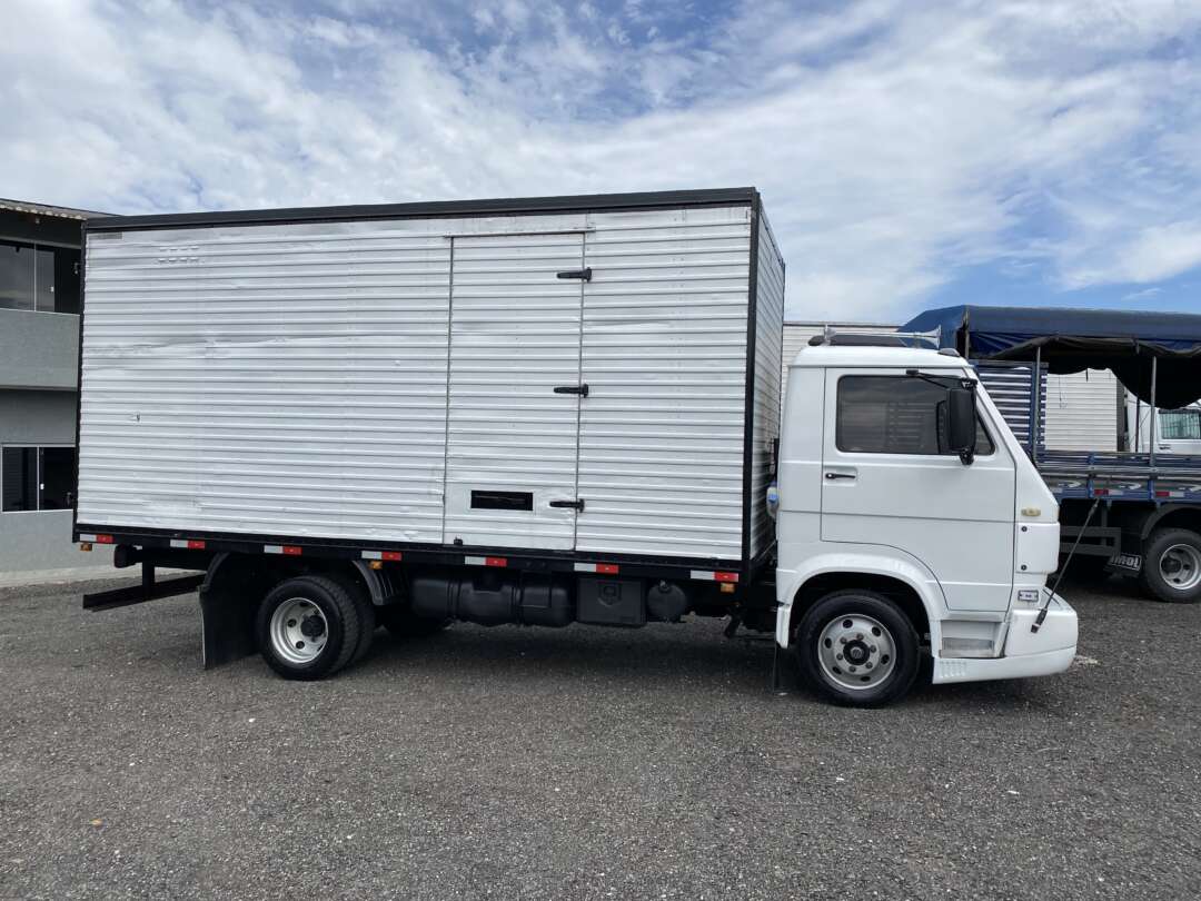 Caminhão VOLKSWAGEN VW 8100 Baú Furgão ANO 1998 de Oto Junior Caminhões no Paraná