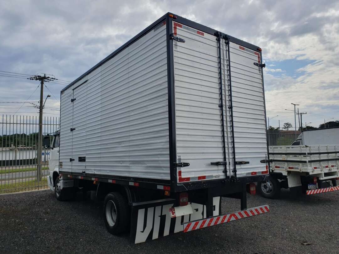 Caminhão VOLKSWAGEN VW 8100 Baú Furgão ANO 1998 de Oto Junior Caminhões no Paraná