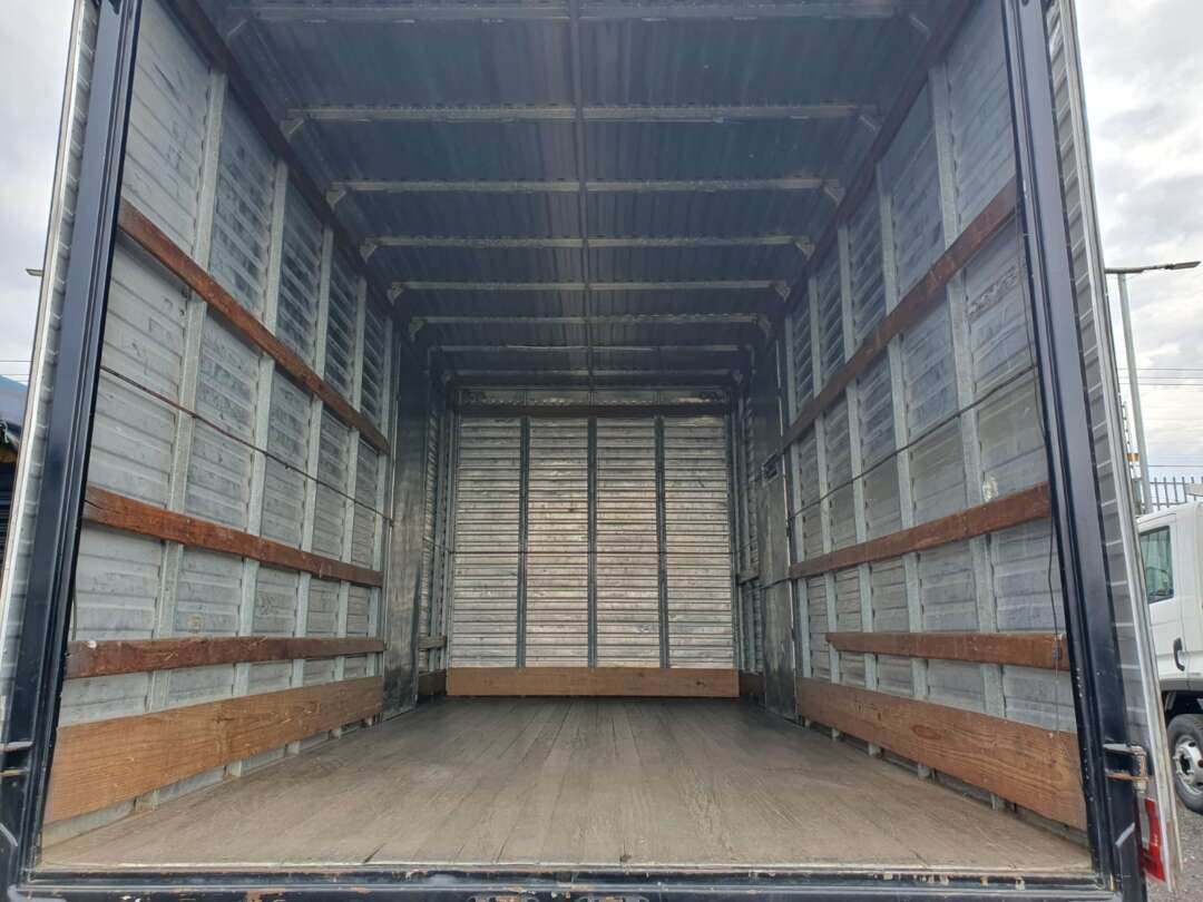 Caminhão VOLKSWAGEN VW 8100 Baú Furgão ANO 1998 de Oto Junior Caminhões no Paraná