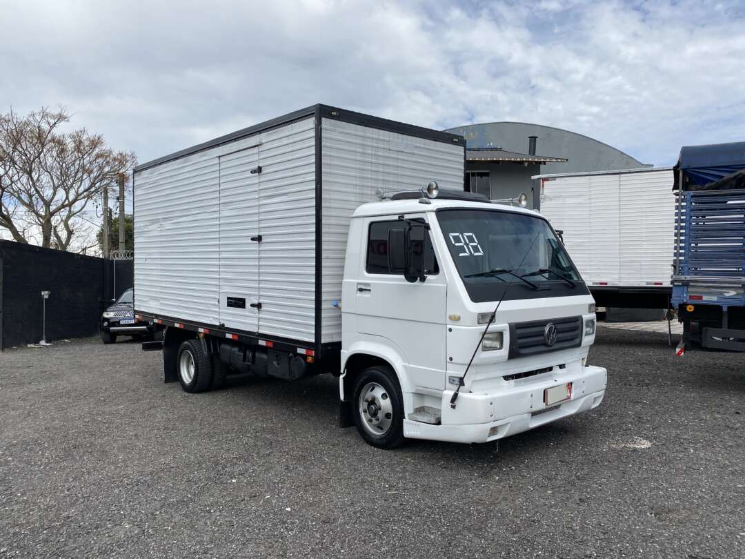 Caminhão VOLKSWAGEN VW 8100 Baú Furgão ANO 1998 de Oto Junior Caminhões no Paraná