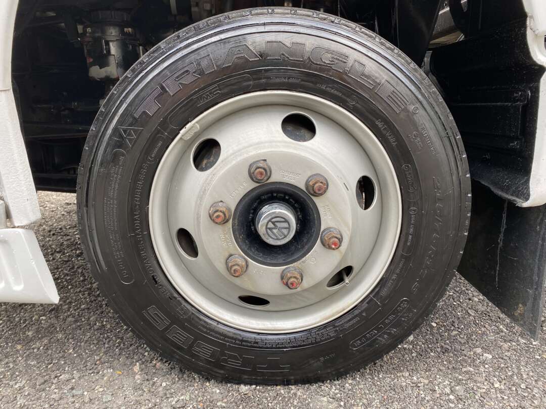 Caminhão VOLKSWAGEN VW 8100 Baú Furgão ANO 1998 de Oto Junior Caminhões no Paraná