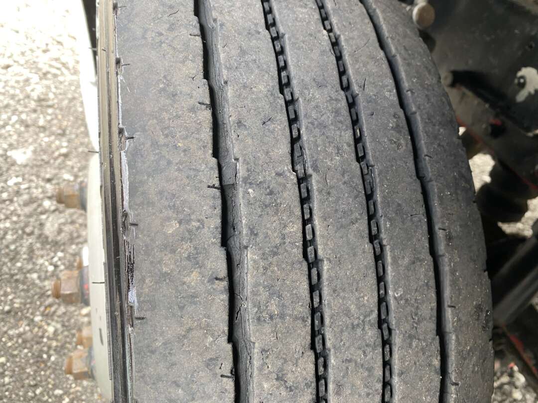 Caminhão VOLKSWAGEN VW 8100 Baú Furgão ANO 1998 de Oto Junior Caminhões no Paraná