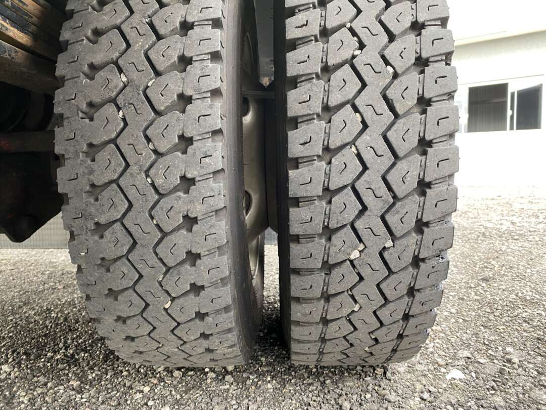 Caminhão VOLKSWAGEN VW 8100 Baú Furgão ANO 1998 de Oto Junior Caminhões no Paraná