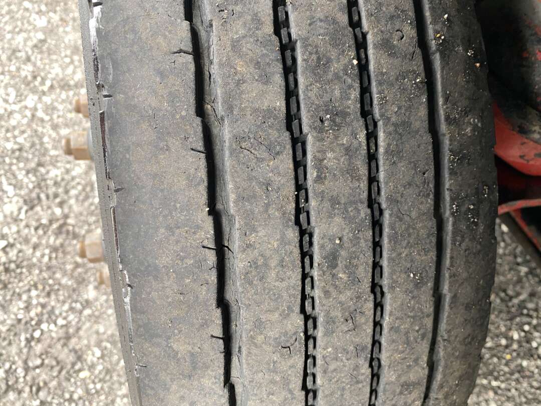 Caminhão VOLKSWAGEN VW 8100 Baú Furgão ANO 1998 de Oto Junior Caminhões no Paraná