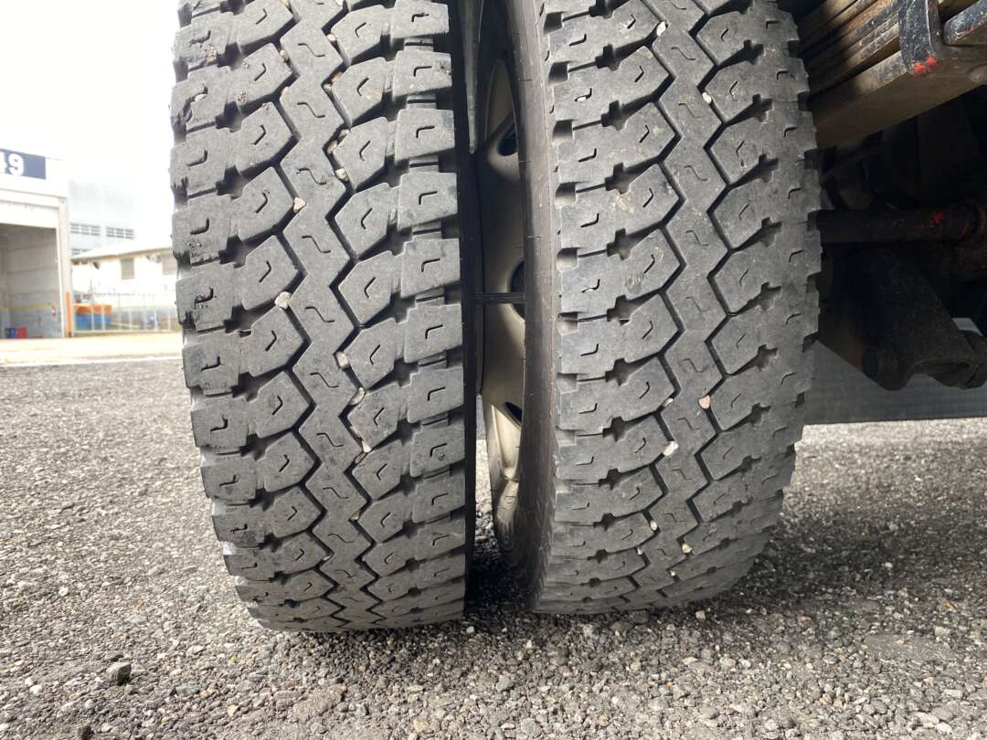 Caminhão VOLKSWAGEN VW 8100 Baú Furgão ANO 1998 de Oto Junior Caminhões no Paraná